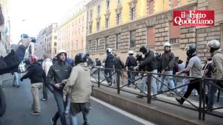 Corteo lancio di pietre da Casapound i cronisti e aggredita troupe di Servizio Pubblico [upl. by Aivil]