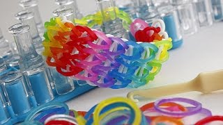 TUTO  bracelet élastique simple à trois rangs ARC EN CIEL  Rainbow Loom en Français [upl. by Akerdal]