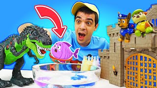 Il dinosauro vuole mangiare i giocattoli Paw Patrol Giochi per bambini nel castello incantato [upl. by Sebbie354]