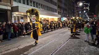 Basler Fasnacht 2024 812 Impressionen vom Sternmarsch Guggenmusik am Dienstag Abend [upl. by Pincas583]