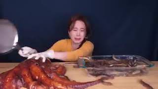 Ssoyoung octopus and mudfish fight eating [upl. by Dituri]