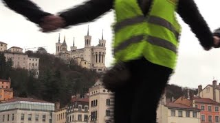 Une chaîne humaine pour le climat à Lyon [upl. by Elleunamme]