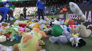 ¡Lluvia de PELUCHES en el Villamarín [upl. by Hauger]