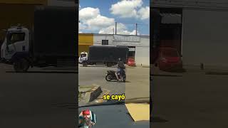 Motociclista recibió termino en ridículo trucks trailers camioneros camiones camion [upl. by Ingra]