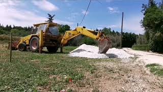 Le tractopelle JCB 3C2 en action pour étaler des cailloux [upl. by Hafinah733]