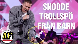 Här sliter Danny Saucedo ett trollspö från ett barn i Melodifestivalen [upl. by Clare]