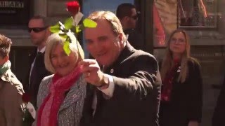 Stefan Löfven  sjunger Internationalen  1 maj demonstrations tåg 2016 i Göteborg [upl. by Rochester]