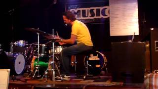 Joost Patocka speelt een lekkere solo tijdens de Drumdriedaagse 2011 [upl. by Elleinad]