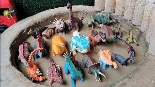 Dinossauros de Plástico Presos na Lama Triceratops Estegossauro Parassaurolofo Brontossauro [upl. by Melany103]