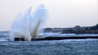 Bretagne  Tempête  Grosse Vague  Digue de Lomener  Foul Wind  Vent  Ploemeur  France [upl. by Ellenohs231]