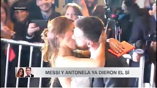 Tremendo beso de Messi y Antonella en su boda  Kiss between Messi and Antonella [upl. by Etnuahs]