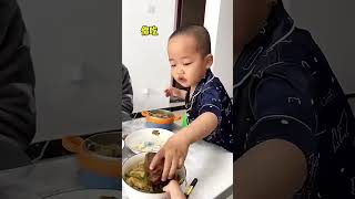 小米宝太懂事了，把碗里的肉给妈妈吃，太贴心了！Cute babyCute呆萌小米宝聪明宝宝萌娃整蛊测试 [upl. by Malissia]