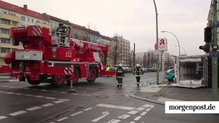 Auto prallt in Berlin mit Krankenwagen zusammen [upl. by Mosa]