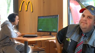 FIFA SPELEN IN DE MCDONALDS MANAGER BOOS [upl. by Barling]