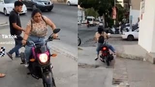 Una joven presume su nueva motocicleta pero la destroza saliendo de la concesionaria [upl. by Aniled]