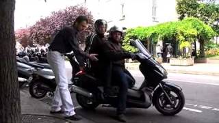 Comment transporter un passager sur une moto [upl. by Ennirac824]