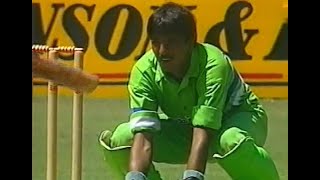 Saleem having another shocker Ordinary keeping again by Saleem Yousuf Aust vs Pak ODI Gabba 198990 [upl. by Yarod257]