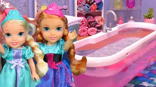 Doll bath time  Elsa amp Anna toddlers  bubble fun [upl. by Ashti]