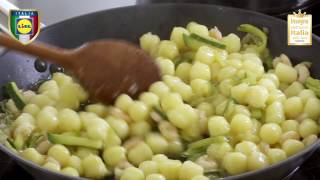 Le Ricette di Nonna Mia  Chicche di patate con salsa di zucchine e gamberetti [upl. by Gardel]