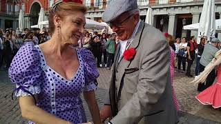 Chulapos y chulapas bailan un tradicional pasodobleplaza Plaza Mayor [upl. by Kraft211]