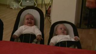 Lachende Zwillinge in der BabyWippe  laughing twins with babyrockers [upl. by Heathcote]