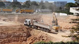 Camion benne en difficulté dans un chantier Les maneuvres sont impressionantes [upl. by Anuahsat730]