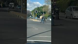 Faulty Traffic lights An officer jumps in to help motorists viralvideo trafficlight [upl. by Dreyer935]