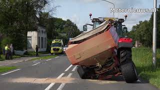 Auto achterop strooier in De Krim [upl. by Enelear860]