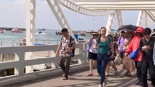 GLOBALink  Surge in Chinese tourist arrivals a boost to Thailands economy [upl. by Jablon]