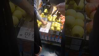 골드사과 Gold apple  재래시장 koreanmarket streetmarket [upl. by Ttesil]