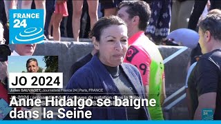 JO2024  Anne Hidalgo se baigne dans la Seine • FRANCE 24 [upl. by Gnov]