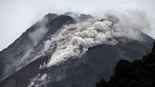 Tausende auf der Flucht Vulkan Semeru auf Java ausgebrochen [upl. by Eramal744]