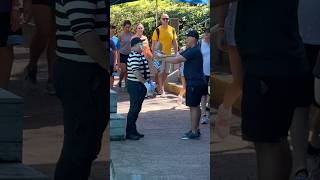 Well he didn’t expect this 😂👏 Tom mime Seaworld seaworldmime prank mimeshow tomthemime [upl. by Cohla]