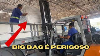 empilhadeira gás carregamento de Big Bag na carreta￼ carga perigosa [upl. by Dew]