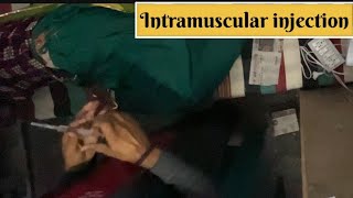 Intramuscular injection dena सीखे ।। How to give intramuscular injection 💉 in gluteal muscle ।। [upl. by Margaretha]