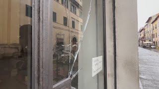 Danneggia una vetrina e crea scompiglio in centro [upl. by Blunt]