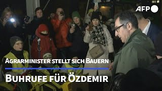 Buhrufe für Özdemir  Agrarminister stellt sich Bauern  AFP [upl. by Anoved]