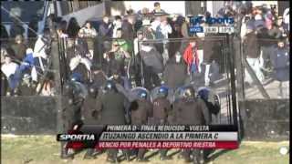 Los incidentes de los hinchas de Riestra en la Primera D [upl. by Faubert904]