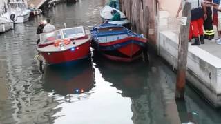 Venezia Vigili del Fuoco Intervento in un canale per recupero diun cellulare [upl. by Nodnil]