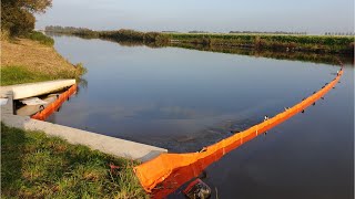 Olieschermen in Urkervaart tussen Tollebeek en Emmeloord om olievlek te bedwingen [upl. by Auberta842]