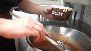 Faire une fondue au chocolat  Recette de fondue chocolatée [upl. by Eatnuhs]