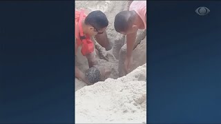 Jovem enterrado em praia de Maricá tem melhora de saúde [upl. by Franek]