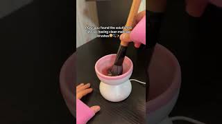 Makes cleaning my brushes so much easier🤩 beautyhacks cosmetics cosmeticbrushes [upl. by Faustine]