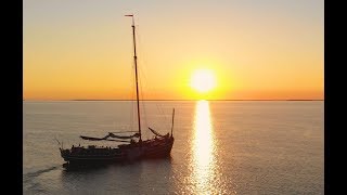 Zeilen en droogvallen op de Waddenzee met de zeil klipper de Avontuur [upl. by Gibe]