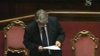 Jobs Act bagarre al Senato Espulso capogruppo M5s Petruccelli [upl. by Harlan]