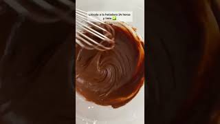 Cómo hacer crema de chocolate para decorar o rellenar  Reposteria fácil y rápida shorts [upl. by Omrellug]