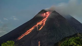 Vulkan Merapi auf Indonesien spuckt Lava  AFP [upl. by Ardnuasak]