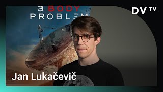 Lukačevič o Problému tří těles Ve vesmíru jsme jako lesní jahůdky není rozumné na sebe upozorňovat [upl. by Aisinoid]