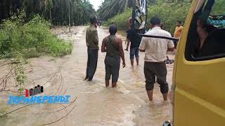 Truk CPO melintasi banjir besar PTPN4 Sosa [upl. by Eixela]