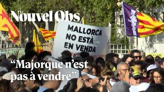 À Majorque des milliers de manifestants contre le tourisme de masse [upl. by Kassaraba]